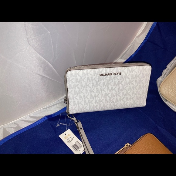 Hand To Hand - Picture 10 of 15